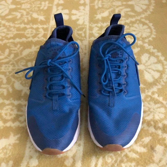 Nike Huarache Tennis Shoes - Picture 1 of 3